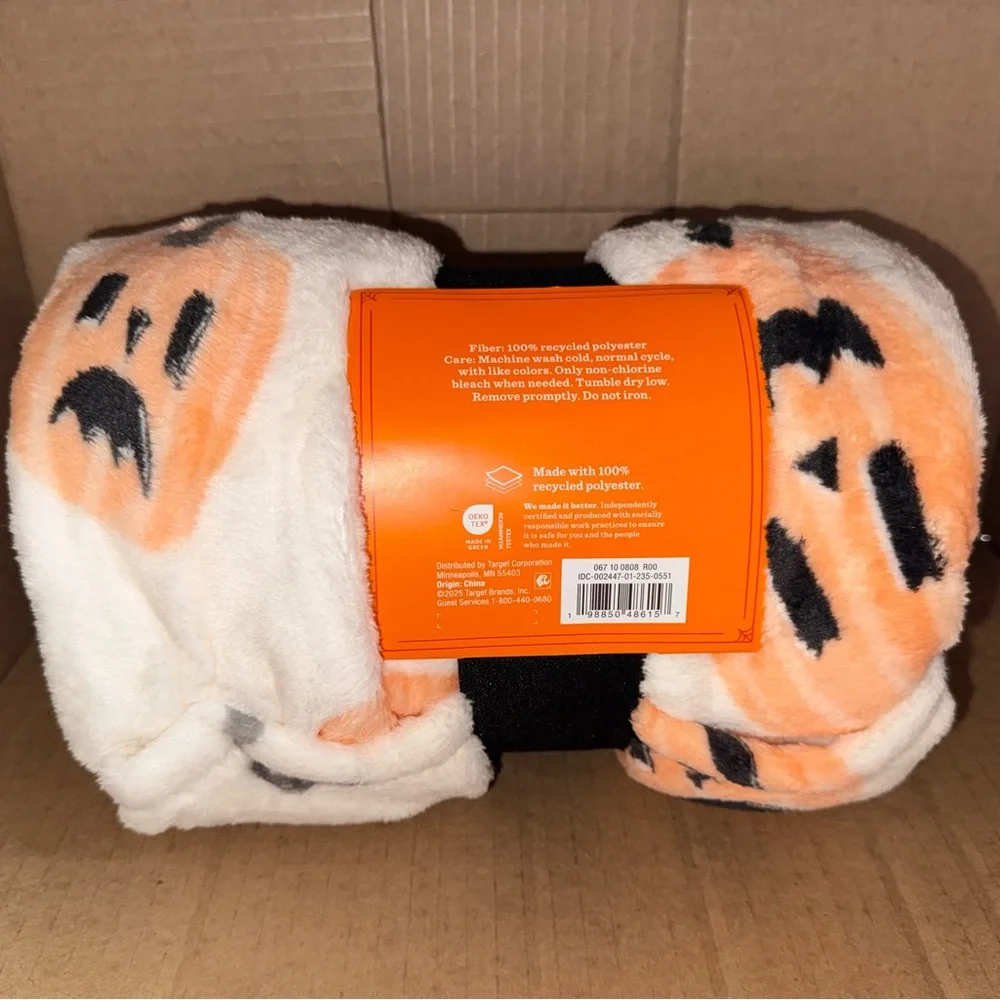 HYDE & EEK Boutique Pumpkin & Bat Plush Throw / Blanket